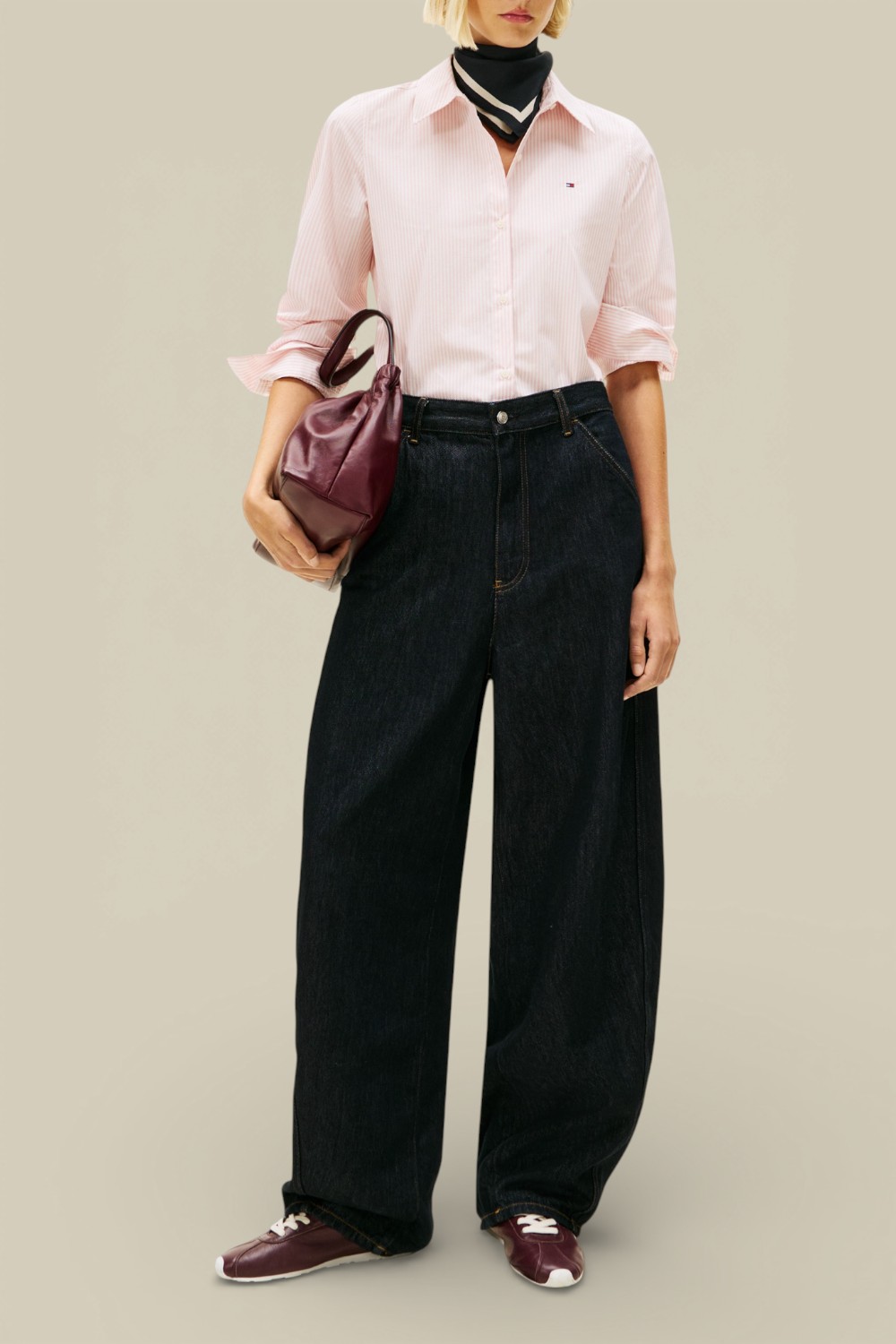 תמונת כל הלוק של חולצת כפתורים